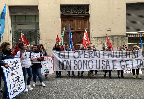 Lavoratori della Safilo davanti alla sede del ministero dello Sviluppo economico a Roma